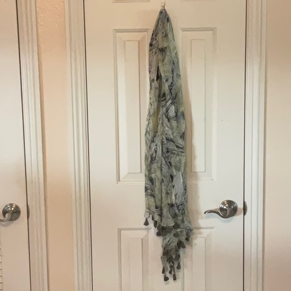 🧣CHICO’S GREEN AND BLUE PRINT SCARF 🧣 - Picture 8 of 16